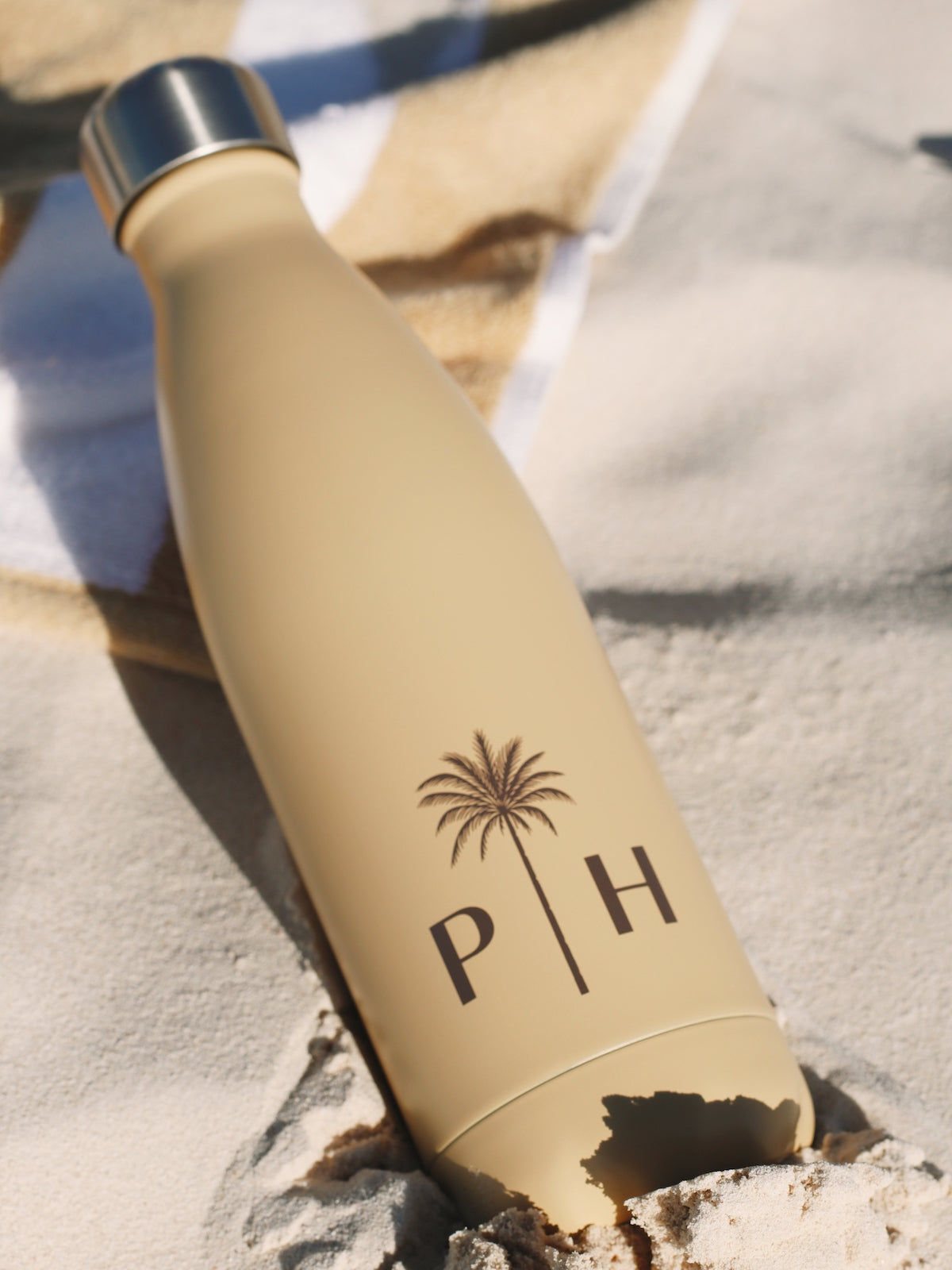 Palm Heights thermo bottle on beach sand